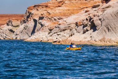Günbatımı Utah ABD 'de Powell Gölü Yalnız Kaya Kanosu. Sayfa, ABD - 21 Eylül 2018.