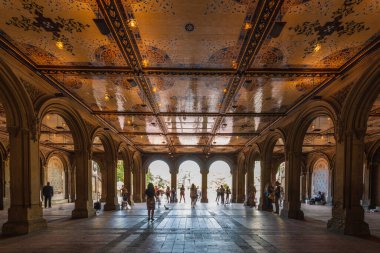 Central Park 'taki turistler yeşillik sezonunun keyfini çıkarıyorlar. Şehir her yıl 50 milyon kişiyi çekiyor. New York, ABD - 10 Ekim 2018.