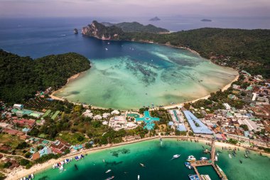 Koh Phi Phi, Krabi Tayland 'daki Ton Sai Plajı' nın havadan görünüşü. Phi Phi Don Adası 'ndan İHA' ya açık güneşli bir günde.