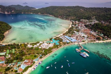 Koh Phi Phi, Krabi Tayland 'daki Ton Sai Plajı' nın havadan görünüşü. Phi Phi Don Adası 'ndan İHA' ya açık güneşli bir günde.