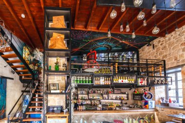 Antalya 'daki Pio Gastro Bar ve Bistro Restoranının İçi. Hindi. Antalya, Türkiye - 21 Nisan 2022.