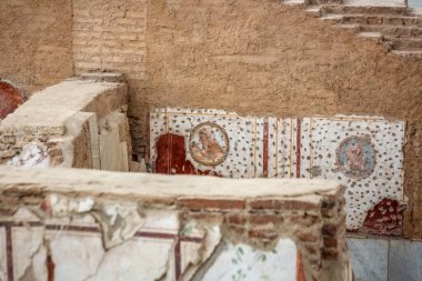 Eski Yunan şehri Efes 'in kalıntıları. Yıkılmış binaların zemininde antik bir cami. Geometrik mozaiğin detayları. Ünlü açık hava müzesi. İzmir, Türkiye - 07 Ekim 2020.