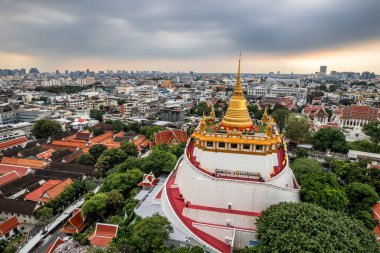 Bangkok, Tayland 'daki Altın Dağ Tapınağı' nın havadan görünüşü. Tayland mimarisi: Altın Dağ Tayland 'ın en iyi simgelerinden biridir.