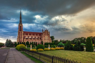 Kutsal Üçleme Kilisesi üzerindeki fırtına bulutları Belarus 'un Grodno bölgesindeki Gervyaty kasabasında bulunan bir Katolik kilisesidir. 1899-1903 yılları arasında neo-gotik tarzda inşa edilmiş..