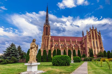 Kutsal Üçleme Kilisesi üzerindeki fırtına bulutları Belarus 'un Grodno bölgesindeki Gervyaty kasabasında bulunan bir Katolik kilisesidir. 1899-1903 yılları arasında neo-gotik tarzda inşa edilmiş..
