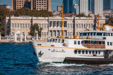 İstanbul kıyıları tekneden uzakta. İş merkezleri ve lüks malikaneler. Boğaz kıyısındaki tepelerde evleri var. İstanbul, Türkiye - 01 Ekim 2020.