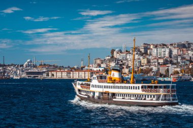 İstanbul kıyıları tekneden uzakta. İş merkezleri ve lüks malikaneler. Boğaz kıyısındaki tepelerde evleri var. İstanbul, Türkiye - 01 Ekim 2020.