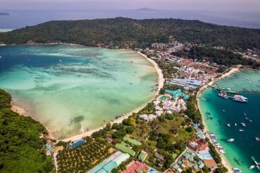Koh Phi Phi, Krabi Tayland 'daki Ton Sai Plajı' nın havadan görünüşü. Phi Phi Don Adası 'ndan İHA' ya açık güneşli bir günde.