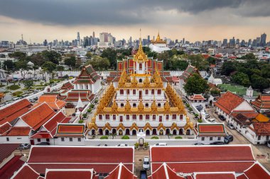 Tayland, Bangkok 'taki Wat Ratchanatdaram Tapınağı' nın havadan görüntüsü. Tayland mimarisi: Wat Ratchanadda, Loha Prasat ve Geleneksel Tayland pavyonu Tayland 'ın en iyi simgeleri arasındadır.