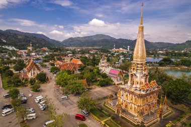 Wat Chalong 'un insansız hava görüntüsü Phuket, Tayland' ın en önemli tapınağıdır..