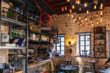 Antalya 'daki Pio Gastro Bar ve Bistro Restoranının İçi. Hindi. Antalya, Türkiye - 21 Nisan 2022.