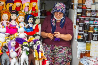 Türk kadın hediyelik eşya satarken çorap örüyor. Pamukkale, Türkiye - 07 Ekim 2020.