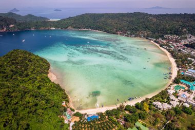 Koh Phi Phi, Krabi Tayland 'daki Ton Sai Plajı' nın havadan görünüşü. Phi Phi Don Adası 'ndan İHA' ya açık güneşli bir günde.