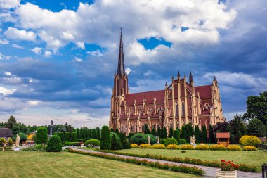 Kutsal Üçleme Kilisesi üzerindeki fırtına bulutları Belarus 'un Grodno bölgesindeki Gervyaty kasabasında bulunan bir Katolik kilisesidir. 1899-1903 yılları arasında neo-gotik tarzda inşa edilmiş..