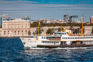 İstanbul kıyıları tekneden uzakta. İş merkezleri ve lüks malikaneler. Boğaz kıyısındaki tepelerde evleri var. İstanbul, Türkiye - 01 Ekim 2020.