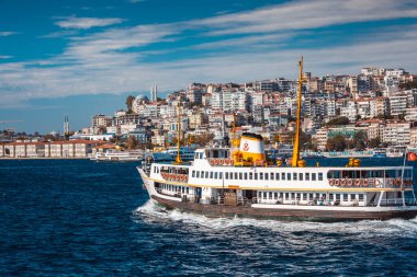 İstanbul kıyıları tekneden uzakta. İş merkezleri ve lüks malikaneler. Boğaz kıyısındaki tepelerde evleri var. İstanbul, Türkiye - 01 Ekim 2020.