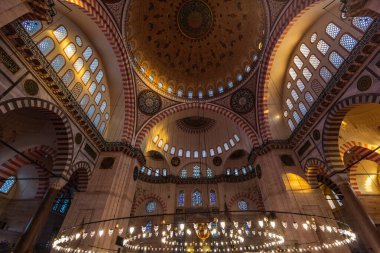 İstanbul, Türkiye 'de Osmanlı İmparatorluk Camii olan Süleyman Camii' nin içi. Şehirdeki en büyük camidir. İstanbul, Türkiye - 01 Ekim 2020.