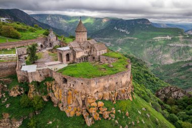 Tatev Manastırı, Ermenistan 'ın güneydoğusundaki Syunik ilinin Tatev köyü yakınlarındaki büyük bir bazalt platosunda yer alan 9. yüzyıldan kalma Ermeni Havari manastırı..