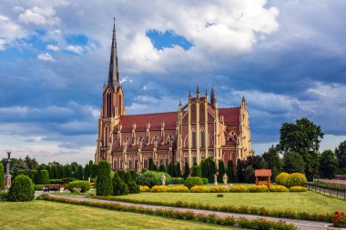 Kutsal Üçleme Kilisesi üzerindeki fırtına bulutları Belarus 'un Grodno bölgesindeki Gervyaty kasabasında bulunan bir Katolik kilisesidir. 1899-1903 yılları arasında neo-gotik tarzda inşa edilmiş..