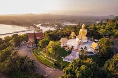 Wat Tang Sai 'nin hava görüntüsü. Thongchai dağının tepesindeki güzel tapınak, Prachuap Khirikhan, Tayland.