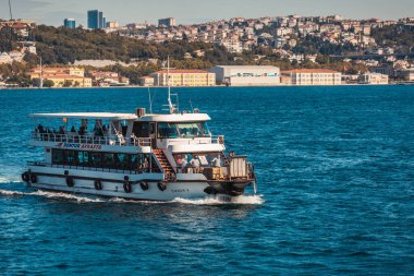 İstanbul kıyıları tekneden uzakta. İş merkezleri ve lüks malikaneler. Boğaz kıyısındaki tepelerde evleri var. İstanbul, Türkiye - 01 Ekim 2020.