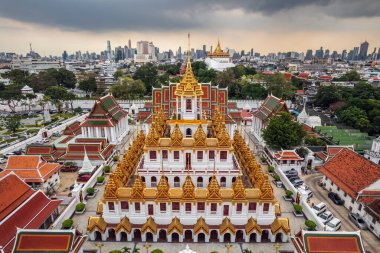 Tayland, Bangkok 'taki Wat Ratchanatdaram Tapınağı' nın havadan görüntüsü. Tayland mimarisi: Wat Ratchanadda, Loha Prasat ve Geleneksel Tayland pavyonu Tayland 'ın en iyi simgeleri arasındadır.