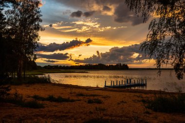 Bulutlu gökyüzü ile Braslaw göllerinde inanılmaz bir gün batımı. Braslaw bölgesi, Belarus.