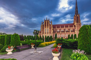 Kutsal Üçleme Kilisesi üzerindeki fırtına bulutları Belarus 'un Grodno bölgesindeki Gervyaty kasabasında bulunan bir Katolik kilisesidir. 1899-1903 yılları arasında neo-gotik tarzda inşa edilmiş..