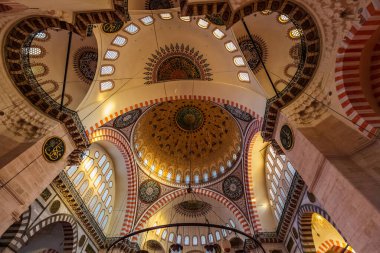 İstanbul, Türkiye 'de Osmanlı İmparatorluk Camii olan Süleyman Camii' nin içi. Şehirdeki en büyük camidir. İstanbul, Türkiye - 01 Ekim 2020.