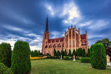 Kutsal Üçleme Kilisesi üzerindeki fırtına bulutları Belarus 'un Grodno bölgesindeki Gervyaty kasabasında bulunan bir Katolik kilisesidir. 1899-1903 yılları arasında neo-gotik tarzda inşa edilmiş..