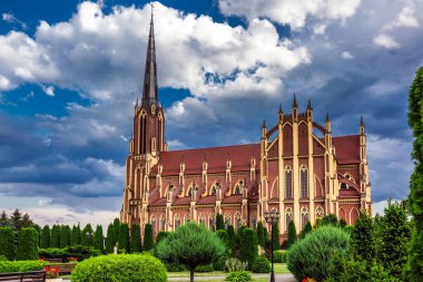 Kutsal Üçleme Kilisesi üzerindeki fırtına bulutları Belarus 'un Grodno bölgesindeki Gervyaty kasabasında bulunan bir Katolik kilisesidir. 1899-1903 yılları arasında neo-gotik tarzda inşa edilmiş..