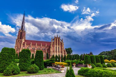 Kutsal Üçleme Kilisesi üzerindeki fırtına bulutları Belarus 'un Grodno bölgesindeki Gervyaty kasabasında bulunan bir Katolik kilisesidir. 1899-1903 yılları arasında neo-gotik tarzda inşa edilmiş..
