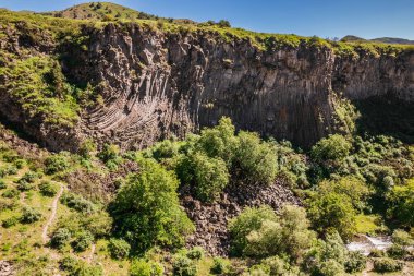 Garni Vadisi 'ndeki bazalt sütunlar Ermenistan' daki Taşlar Senfonisi olarak bilinir. Sekizgen bazalt sütunların jeolojik oluşumu .