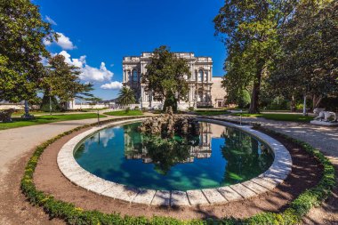 İstanbul 'un Uskudar ilçesinde Beylerbeyi Mahallesi' ndeki Beylerbeyi Sarayı 'ndaki çeşmede yansıma görülüyor. İstanbul, Türkiye - 01 Ekim 2020.