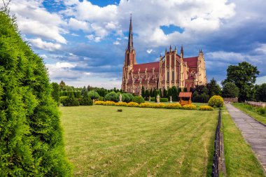 Kutsal Üçleme Kilisesi üzerindeki fırtına bulutları Belarus 'un Grodno bölgesindeki Gervyaty kasabasında bulunan bir Katolik kilisesidir. 1899-1903 yılları arasında neo-gotik tarzda inşa edilmiş..