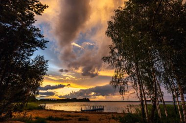 Bulutlu gökyüzü ile Braslaw göllerinde inanılmaz bir gün batımı. Braslaw bölgesi, Belarus.