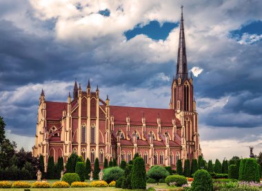 Kutsal Üçleme Kilisesi üzerindeki fırtına bulutları Belarus 'un Grodno bölgesindeki Gervyaty kasabasında bulunan bir Katolik kilisesidir. Sıcak tonlama.