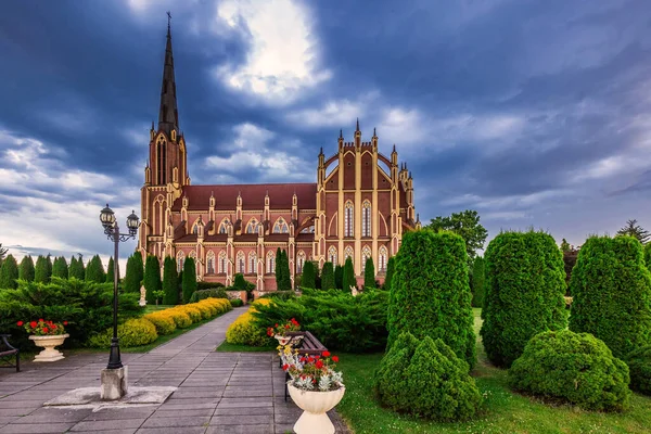 Kutsal Üçleme Kilisesi üzerindeki fırtına bulutları Belarus 'un Grodno bölgesindeki Gervyaty kasabasında bulunan bir Katolik kilisesidir. Sıcak tonlama.