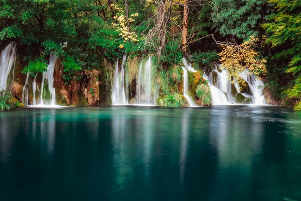 Mavi Göl şelale — Stok fotoğraf