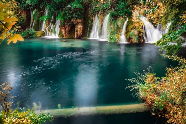 Blå sjön vattenfall — Stockfoto