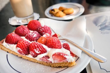 Yüce dağ göl kenarında