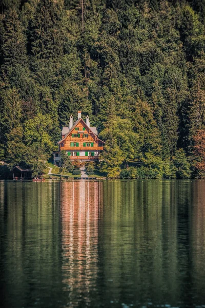 Озерный дом — стоковое фото