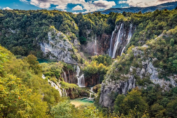 Большой водопад над озером — стоковое фото