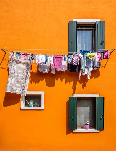 Burano bir satır asılı elbiseleri