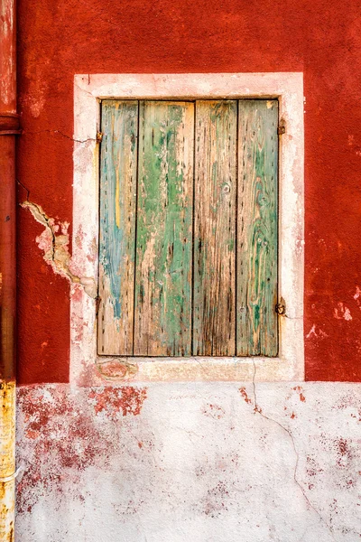 Ventana Burano con persianas — Foto de Stock