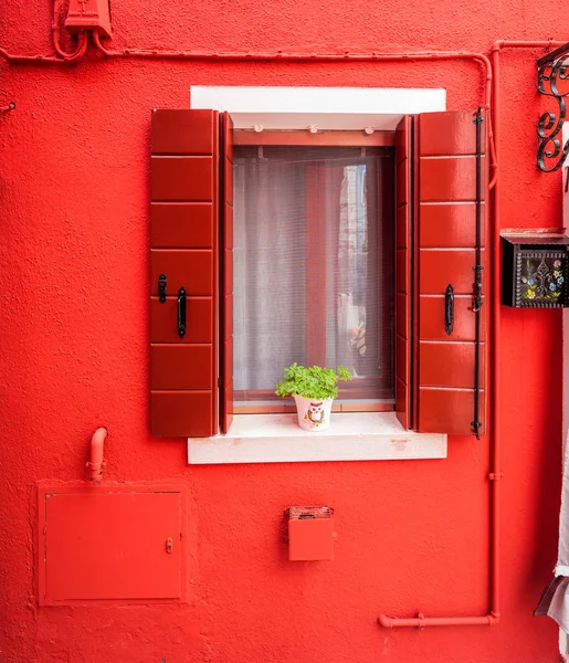 Ventana roja en Burano — Foto de Stock