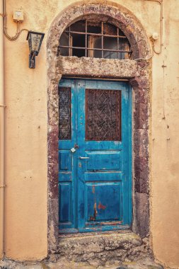 Mavi kapı paslı duvar