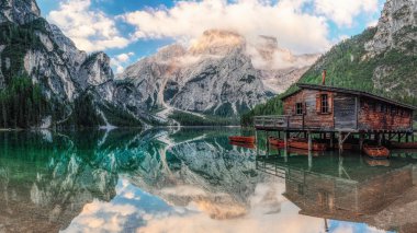 Göldeki kayıkhane.