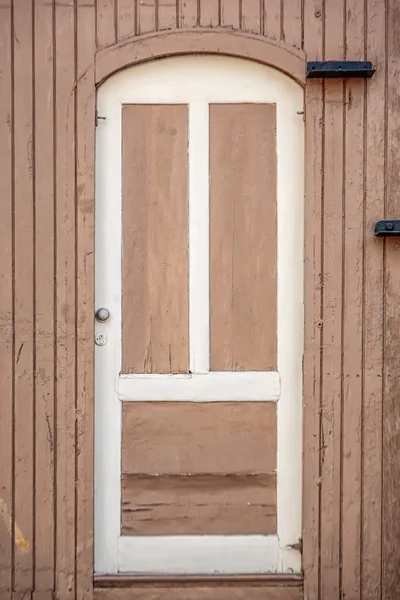Porte blanche en mur de bois — Photo