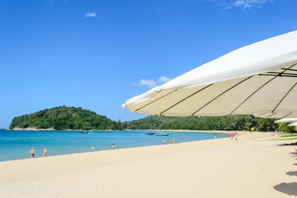 El paraguas con el cielo azul en la playa layan Phuket, Tailandia — Foto de Stock